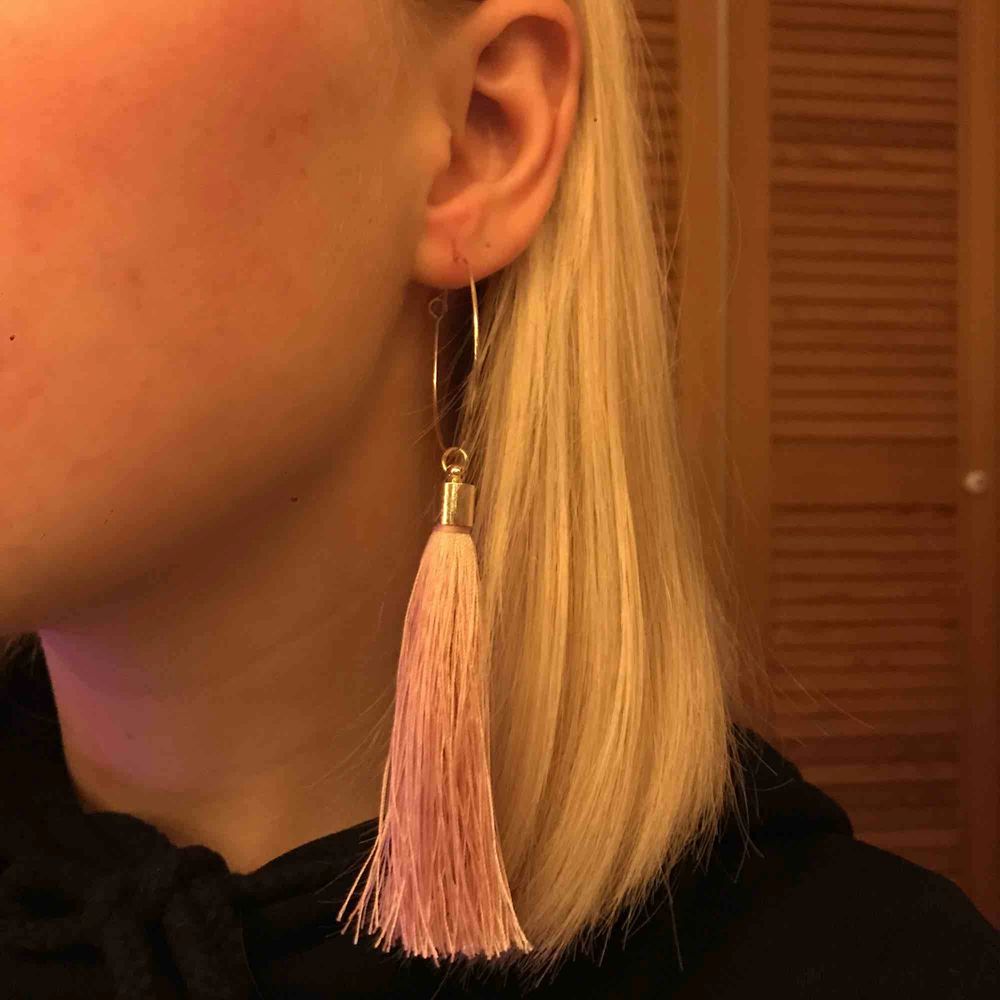Ett par söt rosa örhängen! Har används runt tre gånger och desinficerar de innan postningen (frakt ingår i priset)🥰. Övrigt.