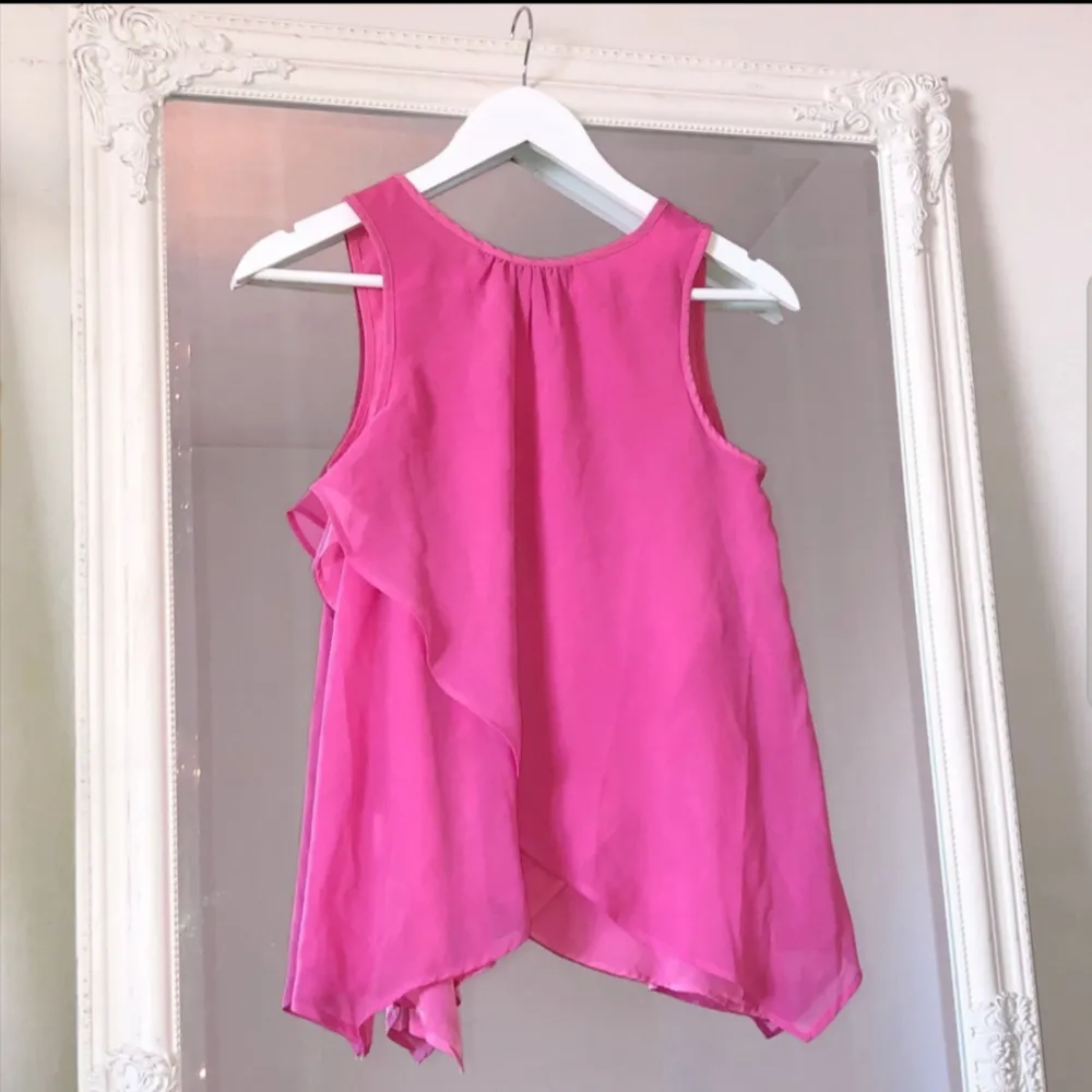 Färg: Cerise/rosa.  Strl: 34.   Fint linne från H&M. Omlott framtill, fin detalj och fint fall på linnet. Använd vid 3 tillfällen, dvs bra skick.  Kommer ej till användning och stor garderobsrensning pågår! Pris: 100 inkl frakt.. Toppar.