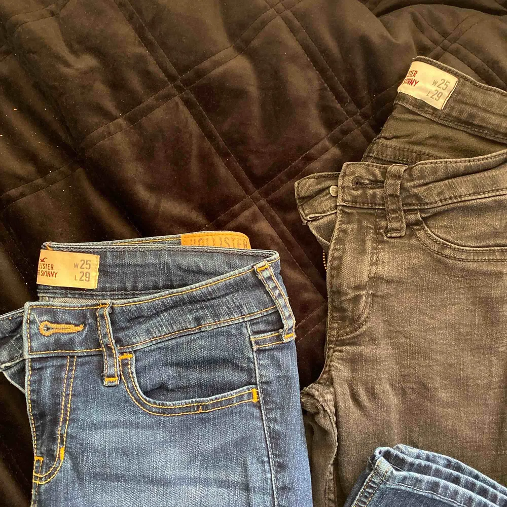 3 par Hollister jeans (super Skinny). 100kr/st eller 250kr för alla 3! Två par lågmidjade och ett par högmidjade (de blåa till höger). Egenklippta hål i 2 av de 3 paren (se bild 3). Frakt tillkommer💗. Jeans & Byxor.