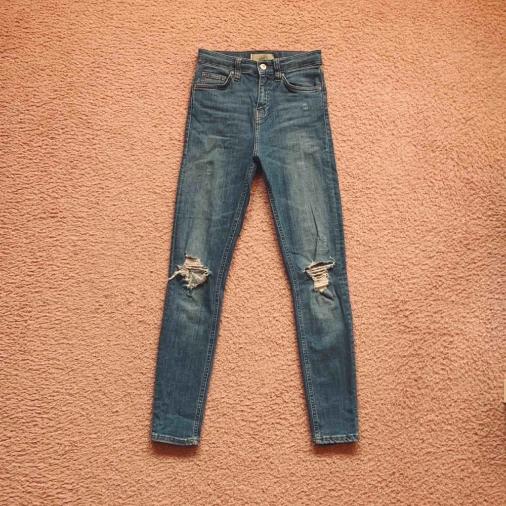 Tighta ankle length jeans. Använda, bra skick! Fram tillkommer . Jeans & Byxor.