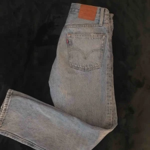  - Ett par levisjeans 501or knappt använda! W:26 L:28 Köpta på weekday för 1000kr 
