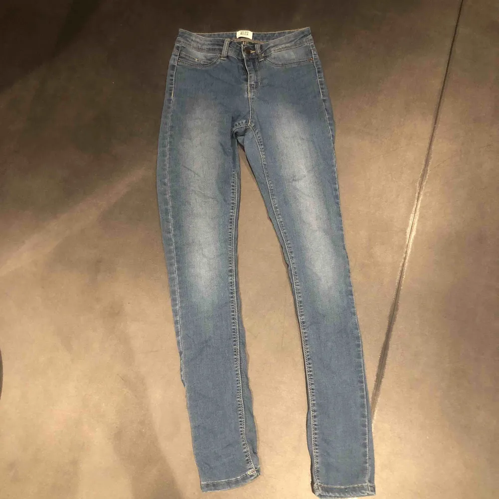 Helt oanvända jeans ifrån veromoda. Jeans & Byxor.