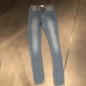  - Helt oanvända jeans ifrån veromoda