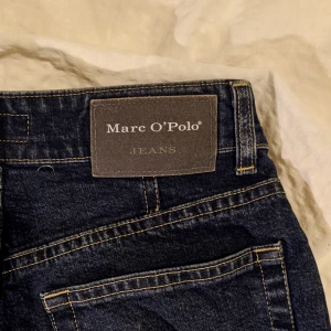  - Marc O'Polo jeans.  Storlek 34 står det på etiketten,  passar storlek XS ( midjemått 64 cm,  längd 92 cm)  Jag har klippt av dem längst ned så kanten är "rå"