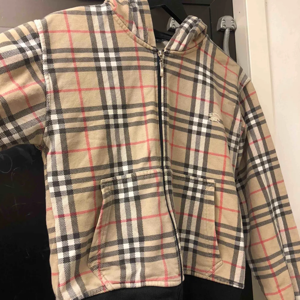 Burberry hoodie med zip ✨ Vet inte om den är äkta eller inte, köpte den begagnad men då sa säljaren att den var det 🌼 Går in lite i midjan! . Hoodies.