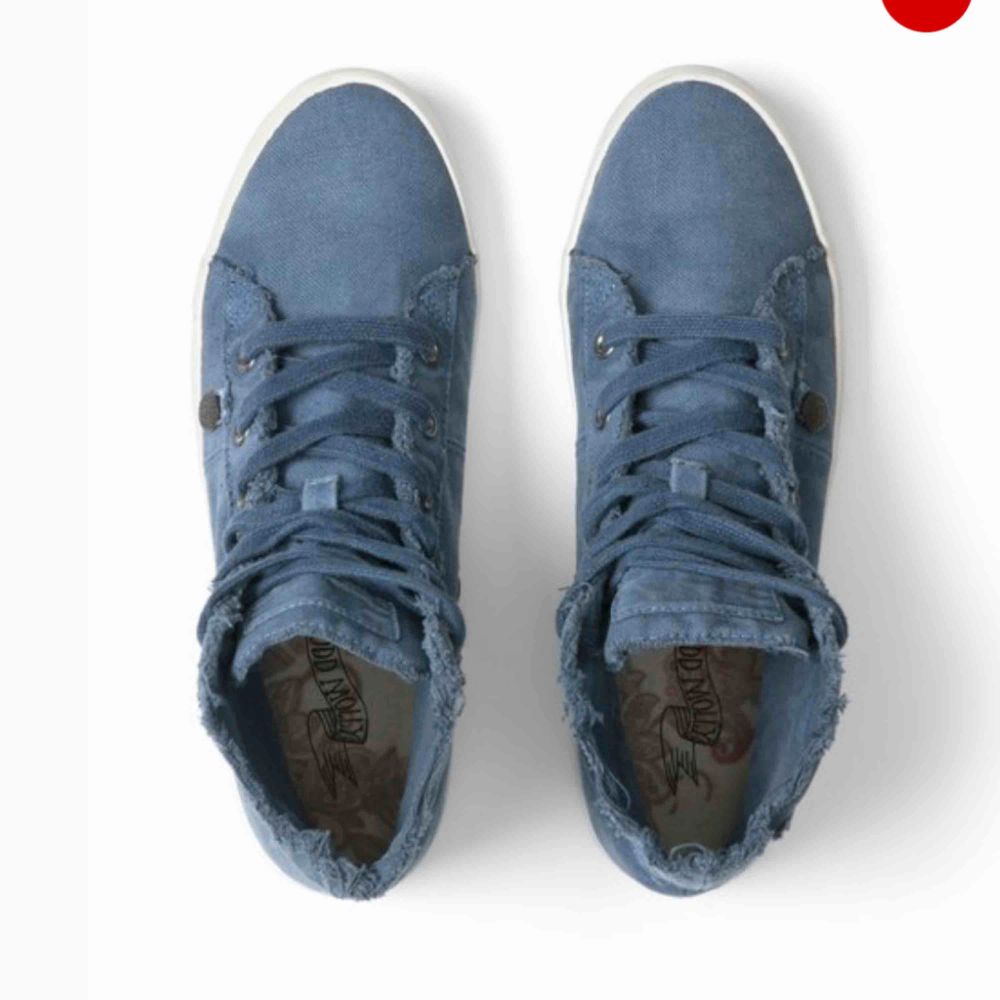 Snygga Odd Molly denim blue butterfly high sneakers! Är helt oanvända! . Skor.