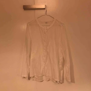  - Vit skjorta. Vid och tunn i modellen. 