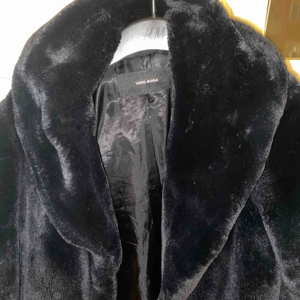 Halvlång svart fuskpäls från Veromoda. Möts upp i Stockholm eller så står köparen för frakt. Hål i tyget i själva fickan men kan laga det om du ber om det. Jackor.
