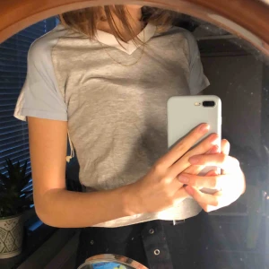  - Grå V-ringad tröja med ljus blåa armar och vit ”krage” från harlow. Knappt använd dock ingen prislapp kvar 