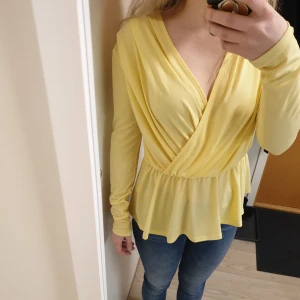  - Gul blus från Ginatricot, nyskick