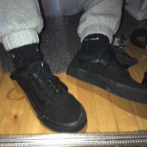  - Helt vanliga svarta old-school vans i storlek 37 i väldigt bra skick. Smörerna är helsvarta trots att de ser marinblåa ut i bilden
