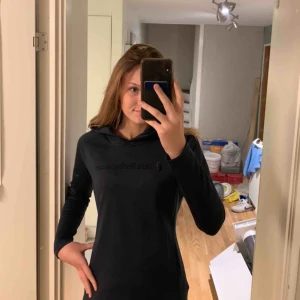  - En skön snygg PeakPerformance luvtröja.  Köppt för 1049kr  Kan även passa dig som är S i storlek. Ganska så liten i modellen  Figursydd  