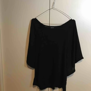  - Blus med fjärilsärm i seethrough-material. Från Cubus, strl. M Fint skick.