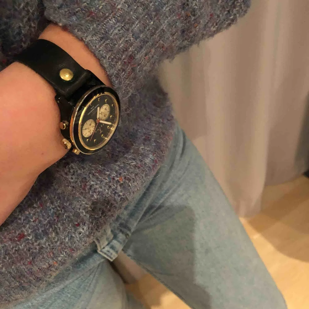 Superfin och trendig svart klocka med gulddetaljer från märket TRIWA. Modellen heter Brasco. Nypris: 2300kr. Accessoarer.