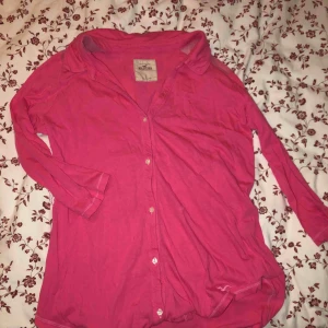  - En fin rosa blus från hollister som är väldigt söt och fin.