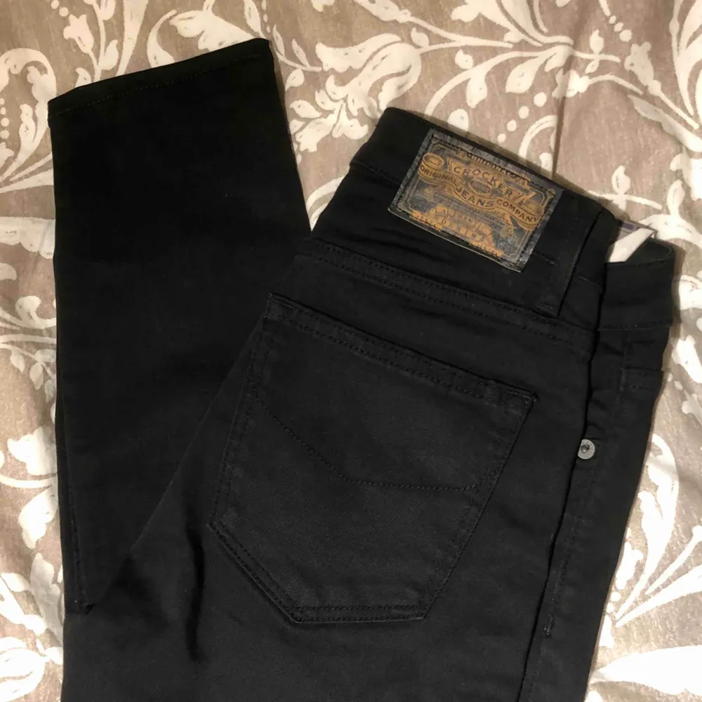 Ett par kol(!)svarta smala jeans från crocker. Står 29/34 på lappen men tycker jag är totalt missvisande då de är ca 27 i midjan och 30/32 i längden. Frakt ingår!💕. Jeans & Byxor.