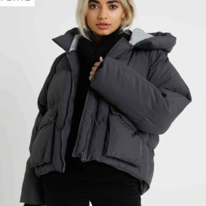  - Säljer denna supersnygga puffern som endast är använd 1 gång ifrån Missguided. Just denna färgen är slutsåld överallt. Den är i storlek 40 Petite men sitter perfekt oversize på mig som vanligen bär 34/XS. Spårbar frakt på 63kr tillkommer! :)