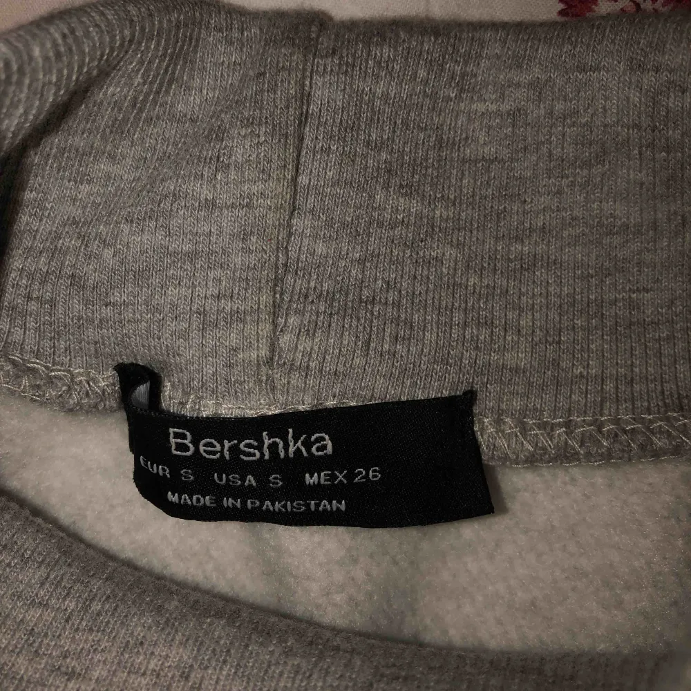 Höghalsad tröja från Bershka som är jättefin och varm. Mycket bekväm och är i bra skick!. Tröjor & Koftor.