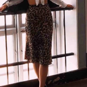 - Jag säljer en långkjol i leopard 🐆 Bud från: 80:- Superfint skick  Kontakta mig om du är intresserad 