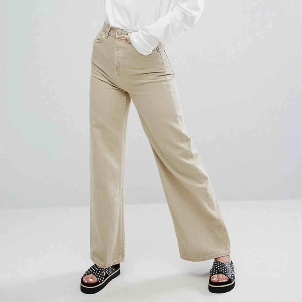 Ett par byxor från weekday som jag tyvärr inte använder längre. Dom är i bra skick:) Modellen heter ace. Frakten står du för själv :). Jeans & Byxor.