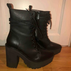  - Helt oanvända kängor från killstar, ”Salem boots”.  Skickar i original förpackning. Klackhöjd: 12,5 cm Platåsulan: 4,5 cm Kan frakta eller mötas i Eskilstuna, Flen eller Katrineholm🌒