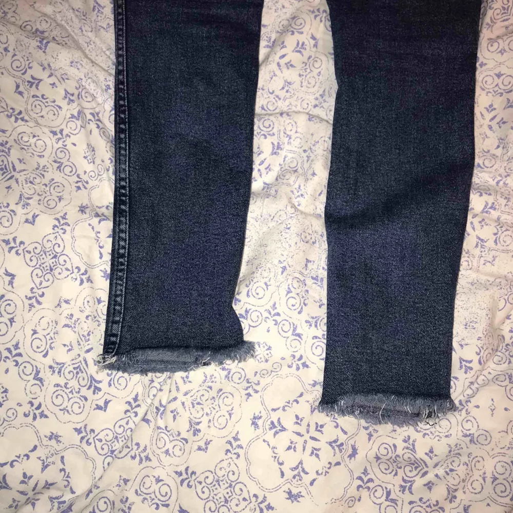 Levi’s jeans, line 8. Knappt använda pga för liten storlek. Högmidjade och avklippta vid anklarna, utöver det är dem i normal fit. Kan frakta (köparen står för frakten) eller mötas i Flen/Eskilstuna🌸. Jeans & Byxor.