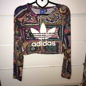  - Den är i bra skick, trycket är inte slitet överhuvudtaget dock är tröjan lite nopprig men inget som är märkbart. Den är rätt kort och inte så tajt om man är en s i vanliga fall. Kan mötas i Eskilstuna/Flen eller frakta (köparen står för frakten) 🌻