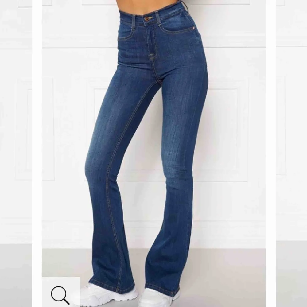 Säljer dessa skit snygga byxorna från Nelly som inte ens är öppnade ifrån paketet. Köpte fel storlek så därför jag säljer dem.  Skit snygg och skulle varit favoriterna vid rätt storlek! 😍😍. Jeans & Byxor.