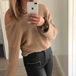  - SÅÅÅ fin stickad tröja från NA-KD i storlek S 🐻✌🏽 Använd en gång, som ny!!