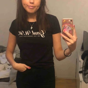  - Jättefin gant tshirt köpt för två år sedan för 400kr. Använd några gånger men fortfarande bra kvalite. Köparen står för frakt.💓