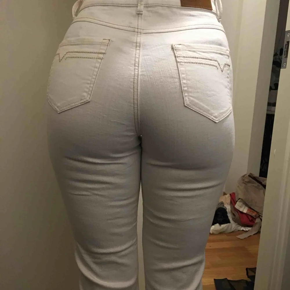 Höga stretchiga raka vita jeans. Nyskick . Jeans & Byxor.