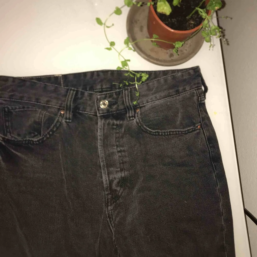 Svart, grå jeans som är knappt andvända pga fel storlek😥 skriv för frågor osv. Jeans & Byxor.