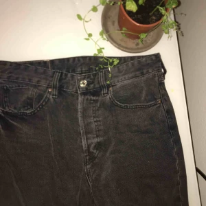  - Svart, grå jeans som är knappt andvända pga fel storlek😥 skriv för frågor osv