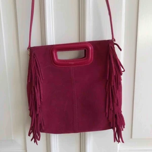  - Jag säljer en rosa maje väska i mycket bra skicka med tillhörande axelband!  Köpt för: 2200kr