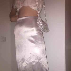  - Sjukt snygg ”siden”kjol i grå/beige/vit nyans, knappt använd