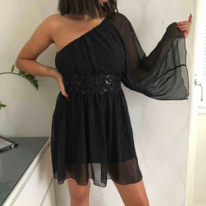  - Passar även xs, den har resårband i midjan Använd 1 gång.