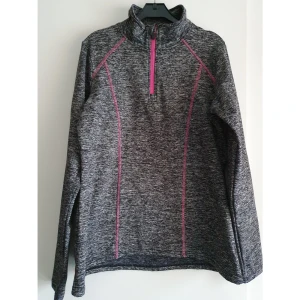  - Träningströja/jacka i svart/grå melerat stretchigt lite tjockare tyg med rosa detaljer. Strl M, 40/42. Använd endast ett fåtal ggr. Fint skick. 