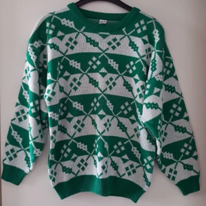  - Vintage stickad tröja i fint skick.Står ej storlek men ca som S/M. Fraktkostnad blir 90kr.