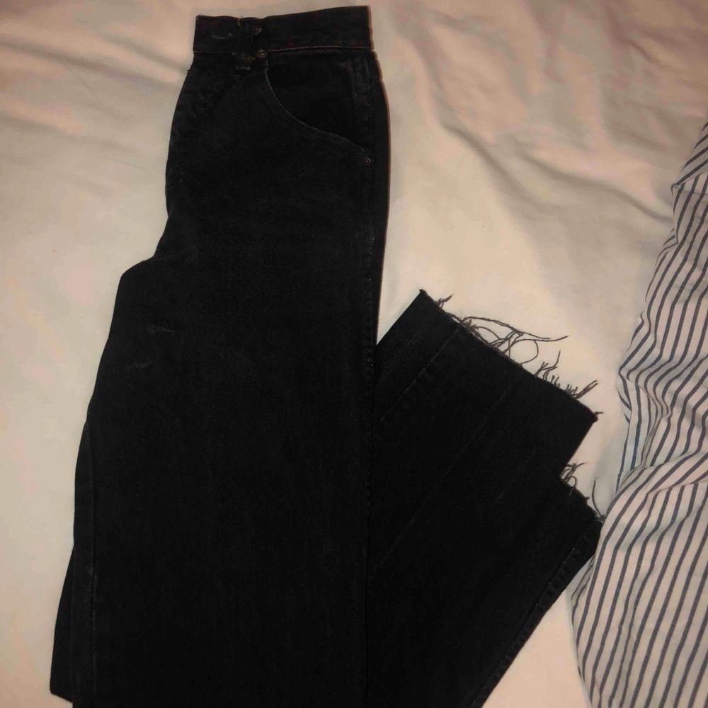 Svarta baggy byxor köpa på beyond retro förra året, vet inte storlek men jag är 160 och har höftmått på 80 cm och på mig sitter de väldigt tajt! I bra skick, frakt tillkommer. Jeans & Byxor.