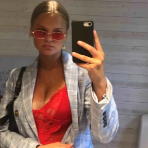  - säljer min skitsnygga blåa kavaj från gina tricot! passar till det mesta och sitter sjukt bra!! frakt för 40 kr