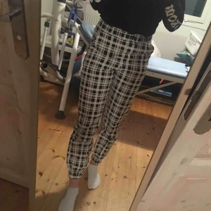  - Snygga och sköna cargobyxor i rutigt mönster.