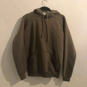  - En grön hoodie från bikbok, köptes för ett år sen men tyvärr förliten för mig. Har klippt av etiketten så kan inte se exakt vilken storlek men passar både en s och en xs 