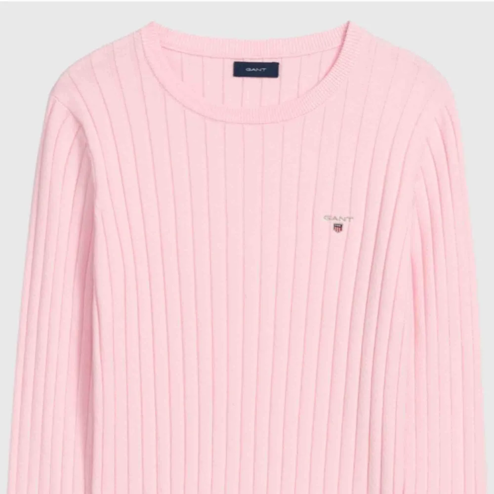 Säljer två fina Gant tröjor i färgerna rosa och blå. Använt endast ett par gånger och är i mycket bra skick. Storleken är 36 . Tröjor & Koftor.