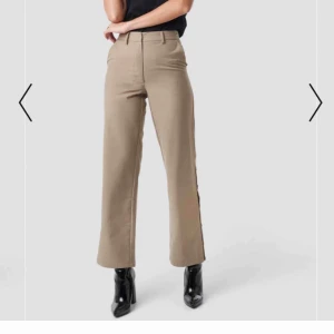  - Nypris:399kr Använt: 1 gång Säljer pga: passar inte längre  Beiga Button pants från NAKD i bra skick Passar storlek 32 och 34    