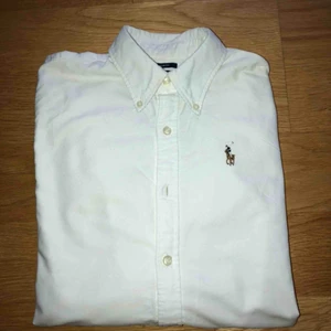  - Vit Ralph Lauren skjorta i fint skick. Frakt tillkommer! 
