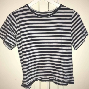  - En svart-vit-randig T-shirt från Lager 157. Den har lite större ärmar så den blir lite charmig i formen om man stoppar in dem i byxorna!🤗 sparsamt använd👍🏼