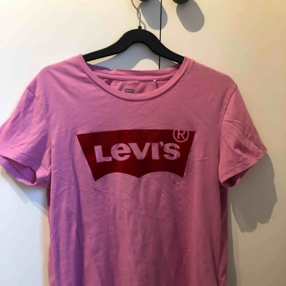 Rosa t-shiet från Levi’s i fint skick. Använd fåtal gånger. Säljer pga att den aldrig kommer till användning. . T-shirts.