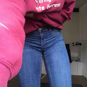  - Blåa Alex jeans från Gina, sparsamt använda. Inga hål eller andra synliga slitningar. I storlek M, lite små i storlekarna då jag normalt sätt har S.