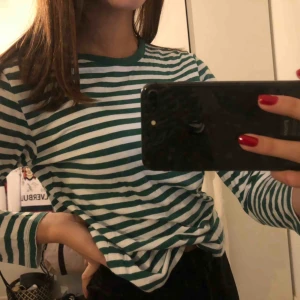  - Väldigt fin randig tröja ifrån monki! Väldigt sparsamt använd