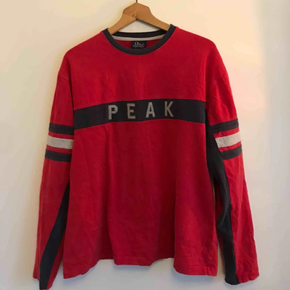 Säljer nu motvilligt min vintage peak performance tröja!! Den är verkligen så fin och i så bra skick!! Köpt på beyond retro! Det är storlek L men skulle säga att den passar S till M också beroende på passform. Möts gärna upp i Stockholm vid intresse💖 . Hoodies.